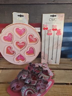 CWC Pink Heart Silicone Mold with Pink Cherry Cocktail Stirrers